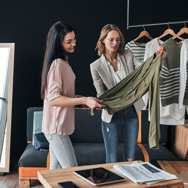 Deux acheteuses vendeuses en boutique de mode travaillent avec les experts ALSO Fashion sur une collection de vêtements